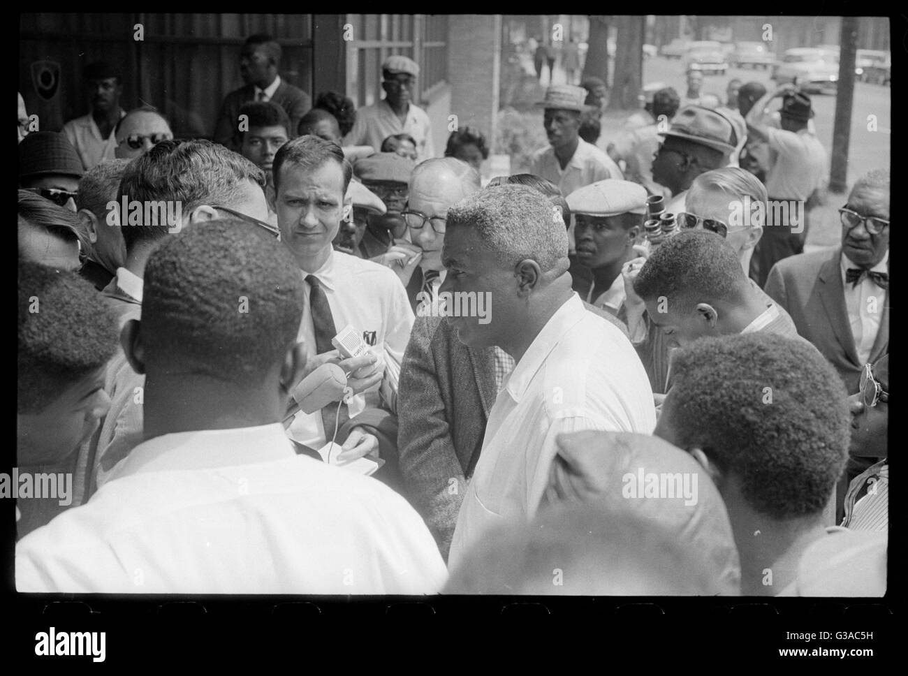 Jackie Robinson dans une foule s'adressant aux journalistes. Photo par Marion S. Trikosko. Banque D'Images