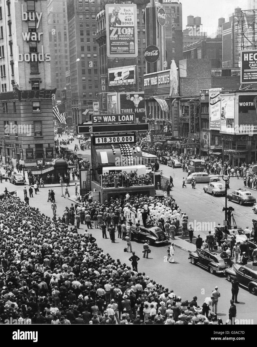 Vue du quartier de Times Square montrant la caisse géant sur lequel les ventes de New York font l'objet de l'enregistrement pour le 5ème emprunt de guerre. Banque D'Images