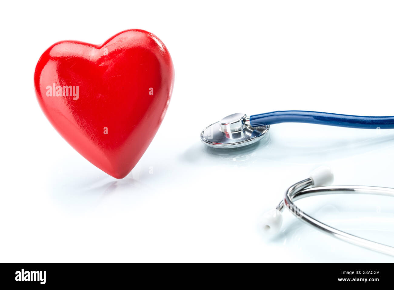 Coeur rouge avec stéthoscope isolé sur fond blanc, les soins de santé Banque D'Images