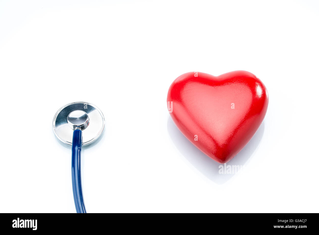 Coeur rouge avec stéthoscope isolé sur fond blanc, les soins de santé Banque D'Images