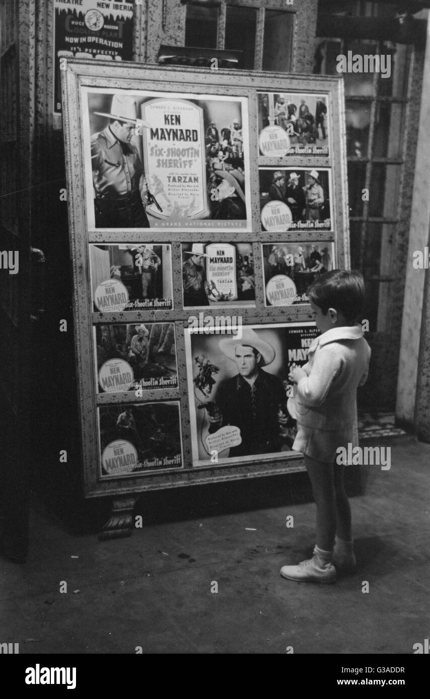 Petit garçon regardant l'affichage de film, New Iberia, Louisiane Banque D'Images