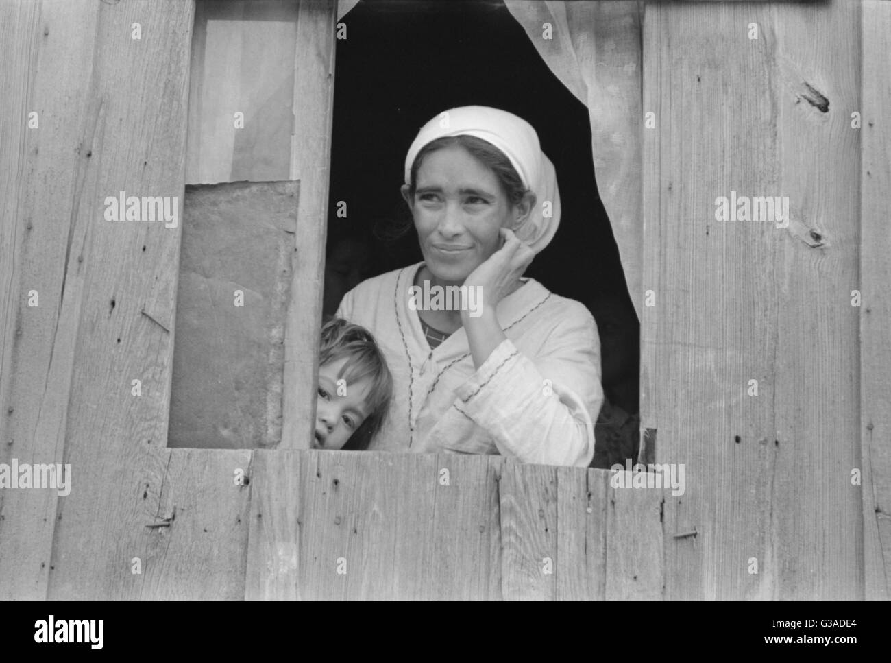 Femme et fils mexicains regardant par la fenêtre dans le corral, San Banque D'Images