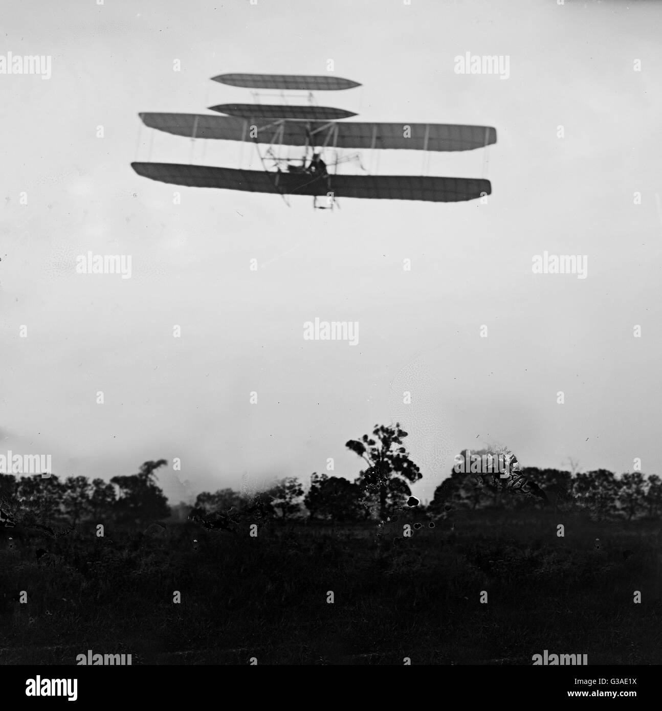 Vol 41: Orville volant à gauche à une hauteur d'environ 6 Banque D'Images