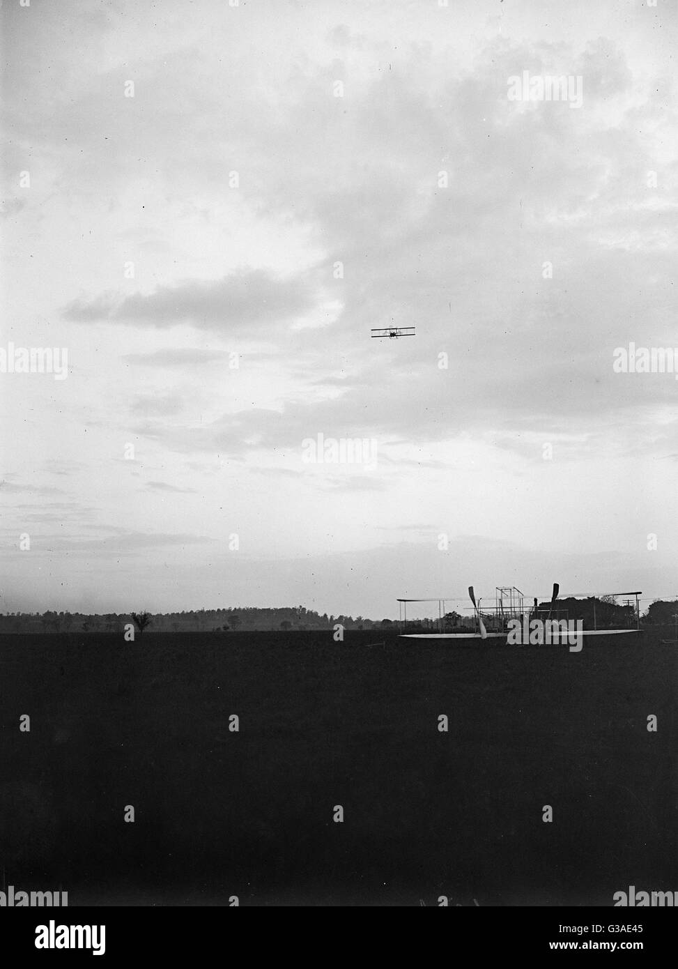 Vue éloignée de l'Évêque Milton Wright lors de son premier tour dans un avion, lorsque Orville atteint une altitude de 350 pieds à Simms, Dayton, Ohio. Date 1910. Banque D'Images