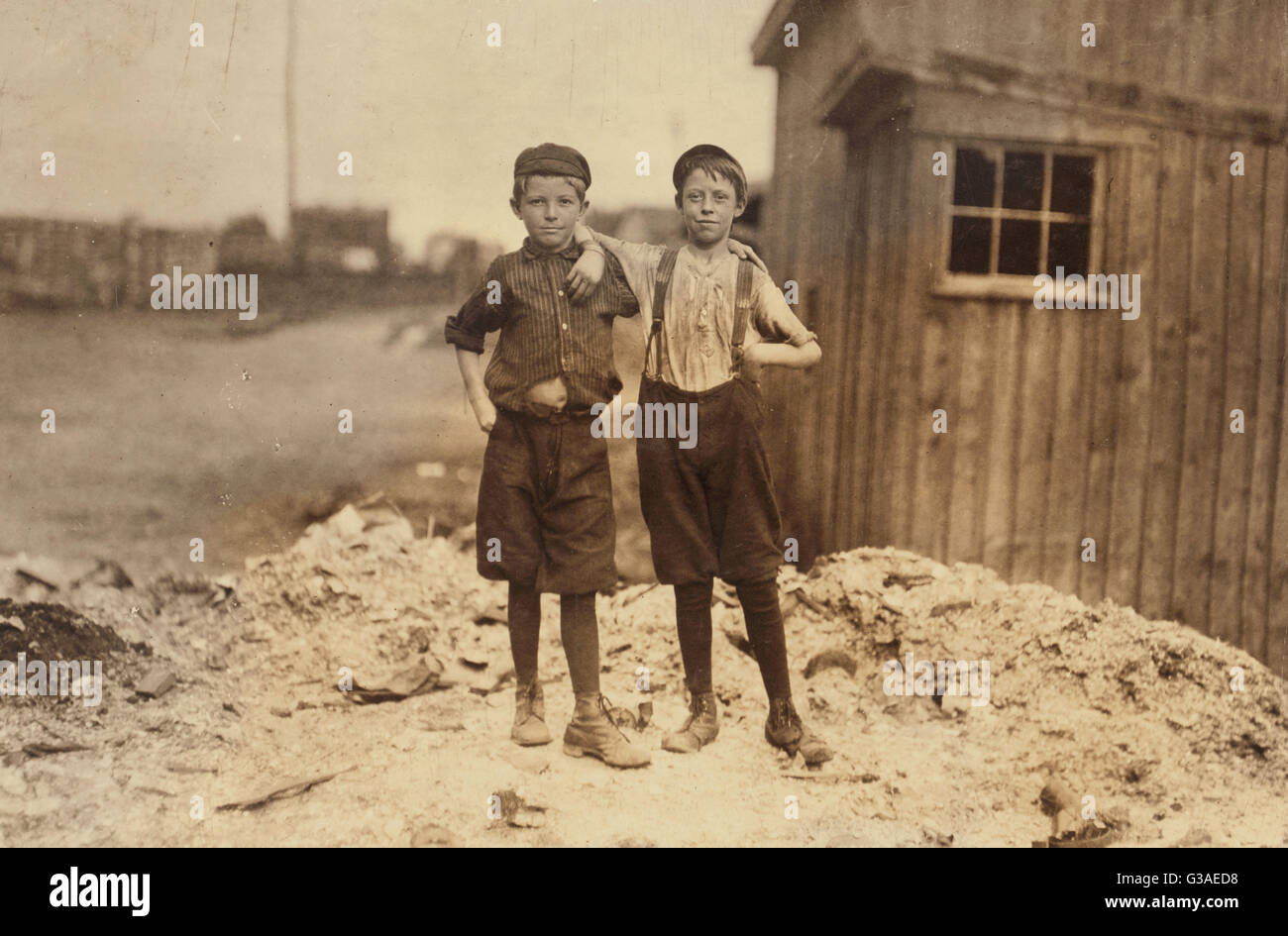 Deux jeunes garçons à Alexandrie (Virginie) Usine de verre Banque D'Images