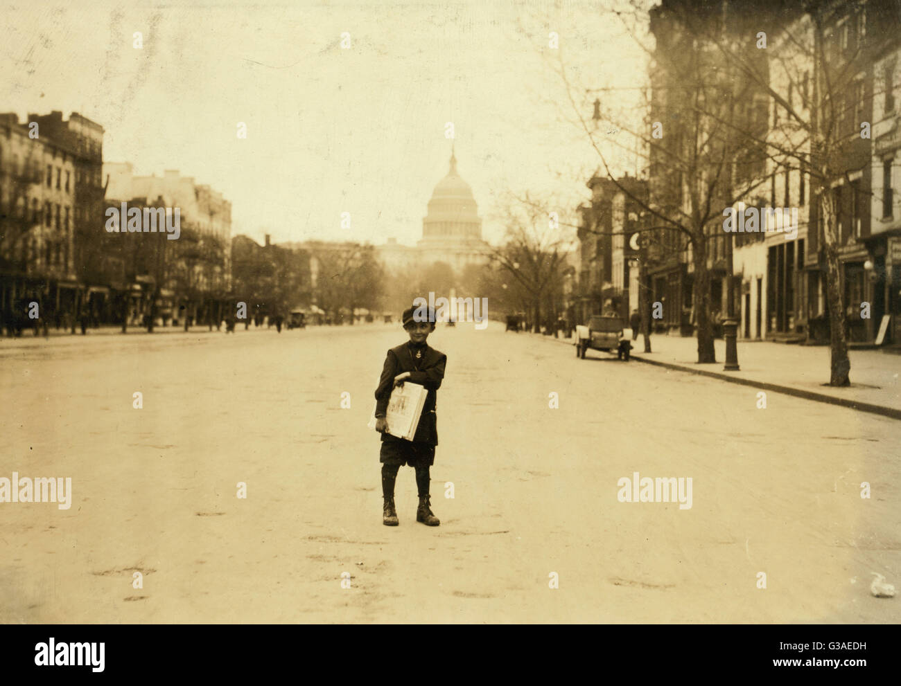 Dimanche. 7 yr. vieux news-boy, sans badge, qui a essayé de sh Banque D'Images