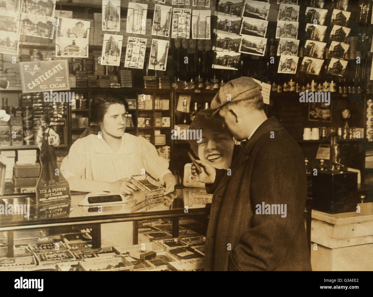 Mary Creed, 14 ans. Vendre des cigares dans le magasin de Mme BR Banque D'Images