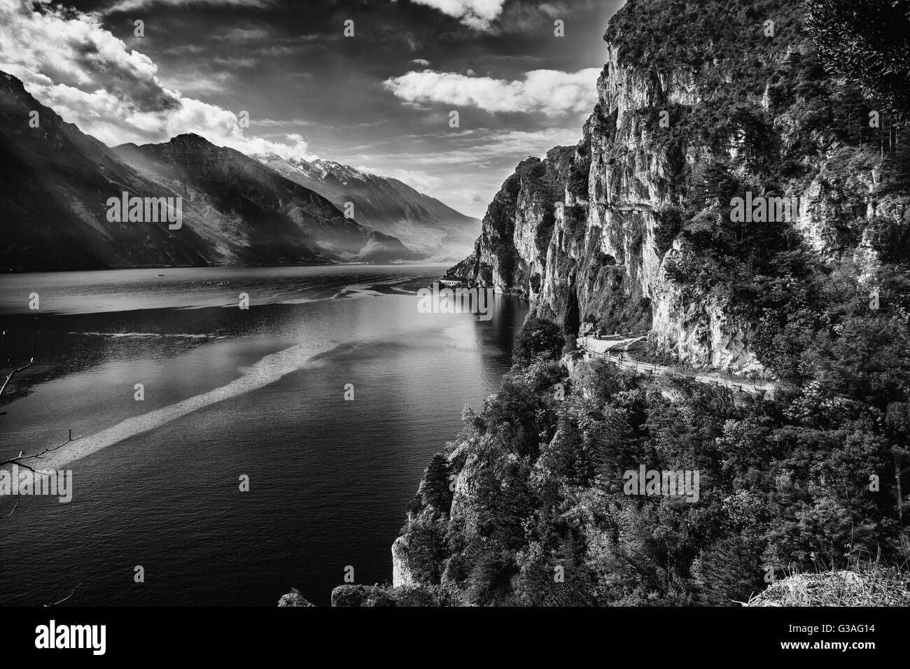 Panorama de la magnifique lac de Garde, entourée de montagnes à Riva del Garda, Italie. Banque D'Images