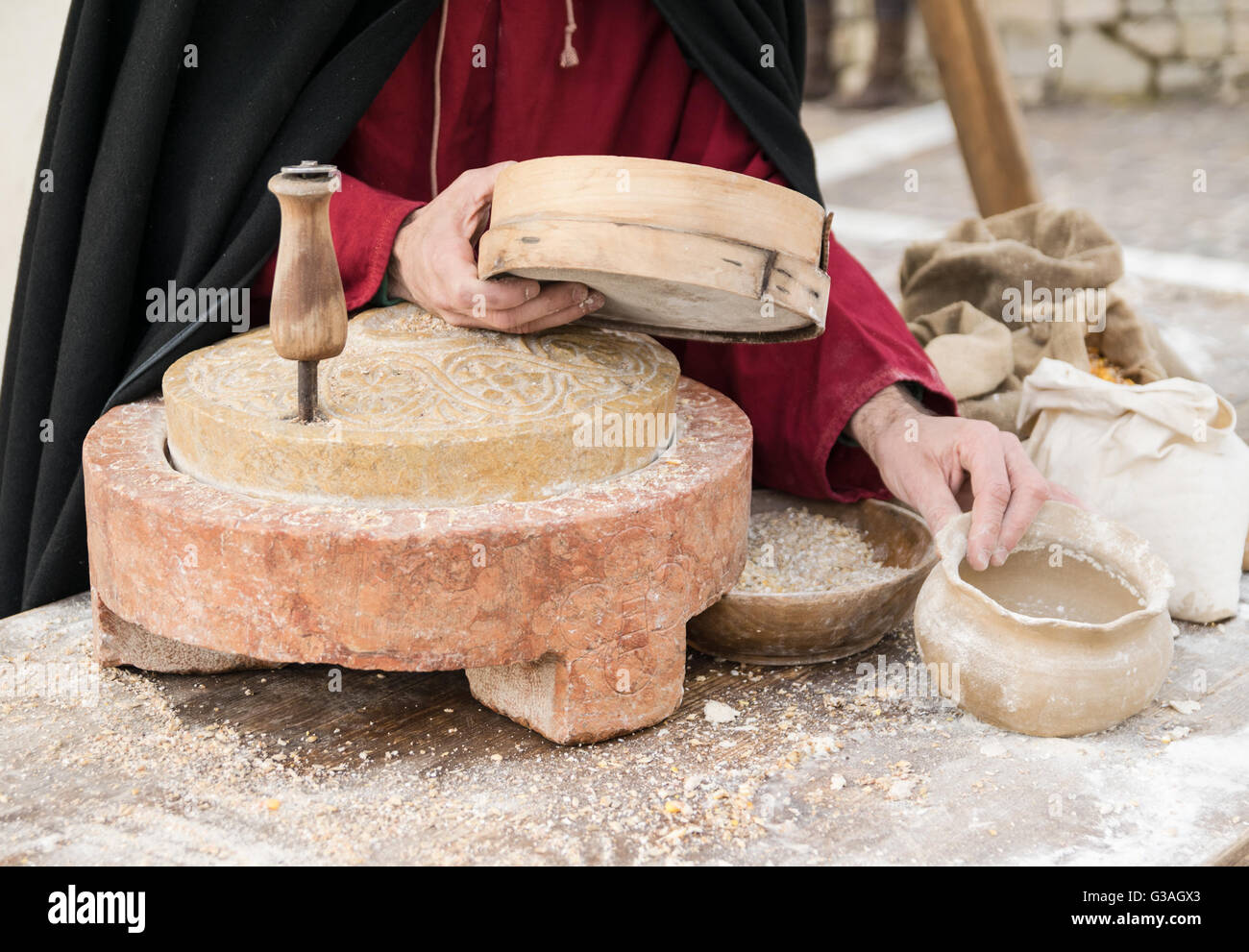 Meule ancienne qui a été tourné à la main pour produire de la farine et du pain maison. Banque D'Images