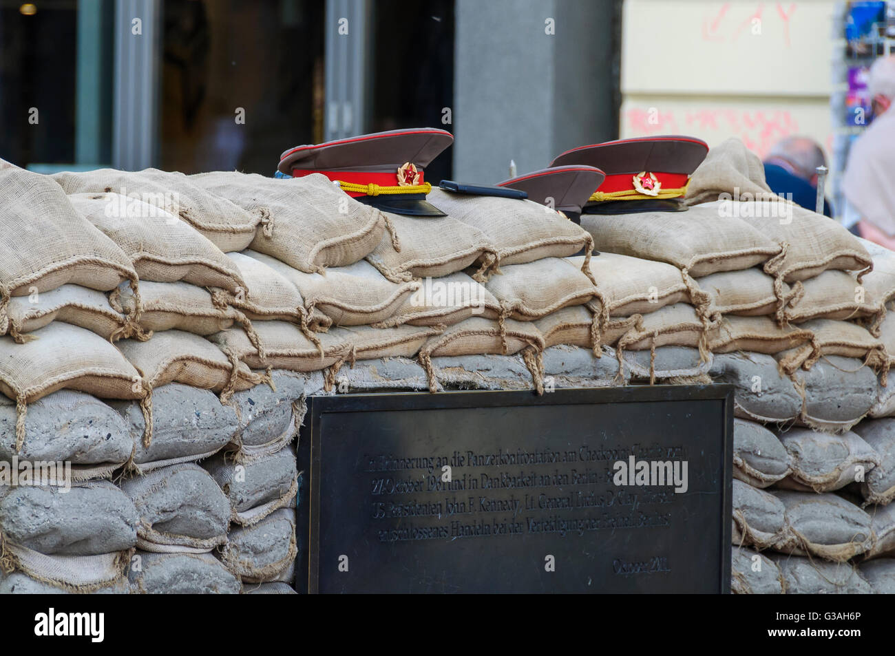 Chapeau militaire russe en appui sur un mur de sacs de sable à Checkpoint Charlie Banque D'Images