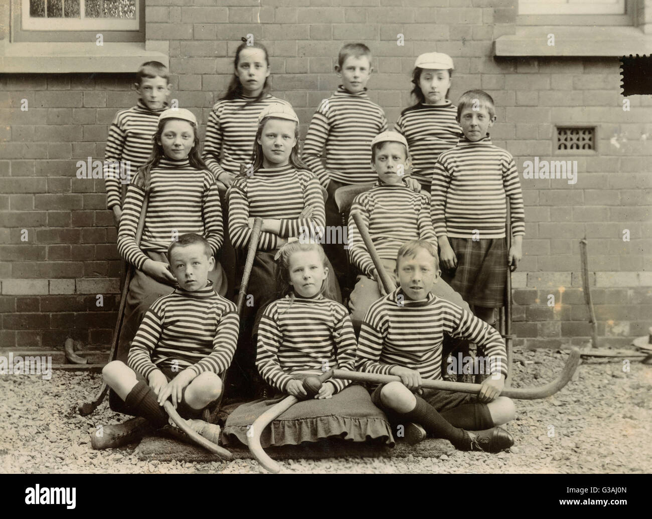 Équipe de hockey mixte pour enfants - Londres, fin du 19th siècle Banque D'Images