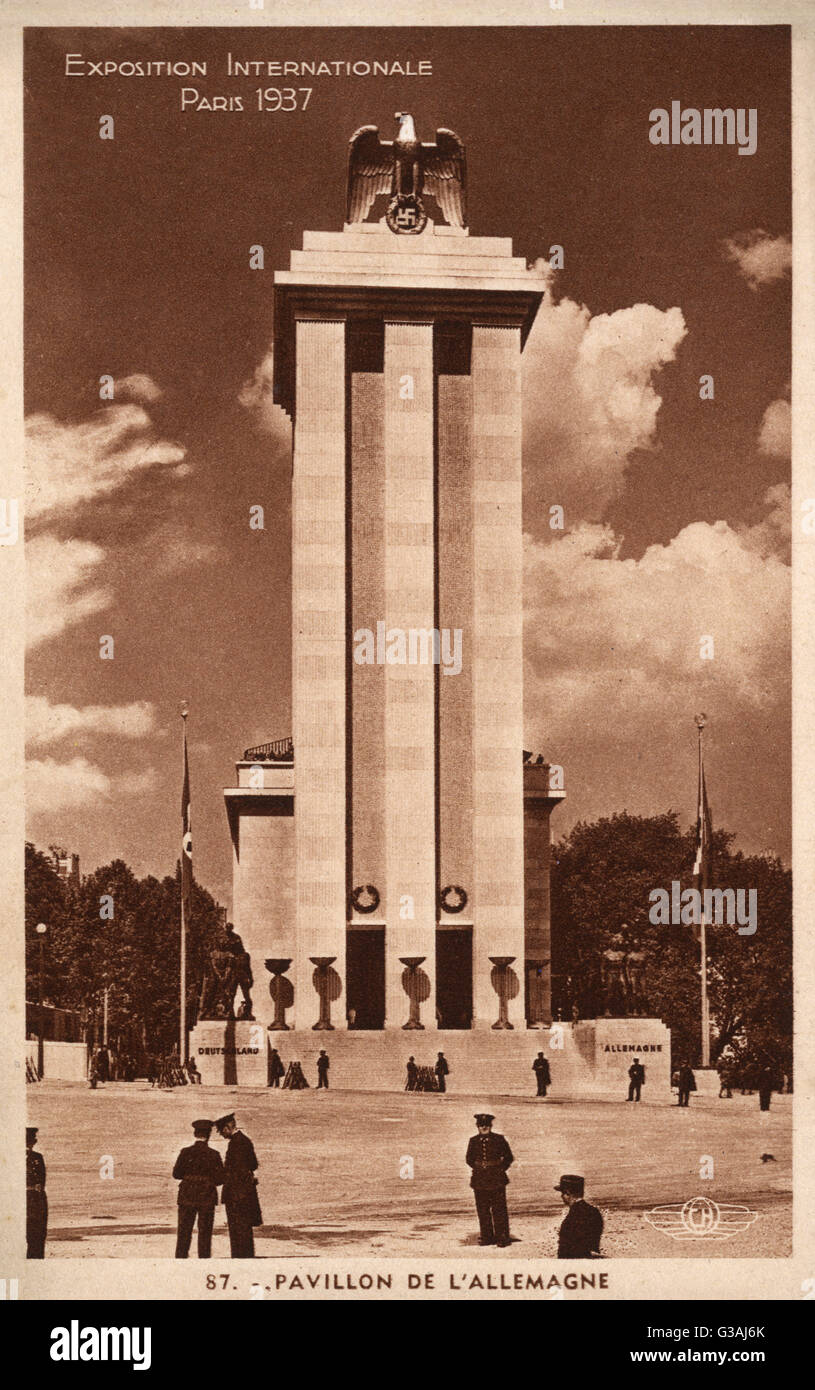 Le pavillon allemand, conçu par Speer pour l'Exposition Universelle à Paris en 1937, à l'insigne fleurie du Troisième Reich. Date : 1937 Banque D'Images