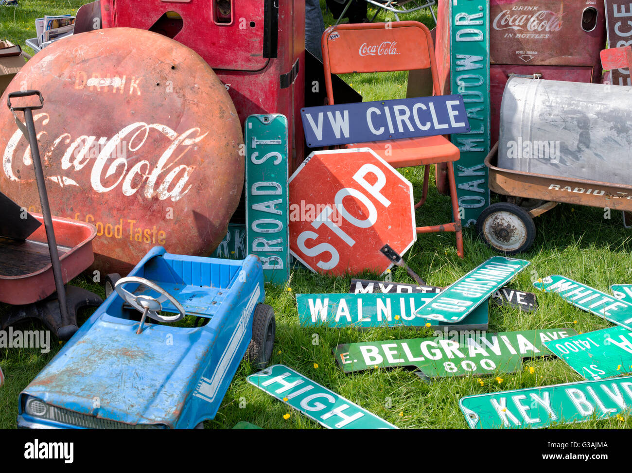 Old american street signes et objets de collection à une exposition de voiture autojumble. UK Banque D'Images