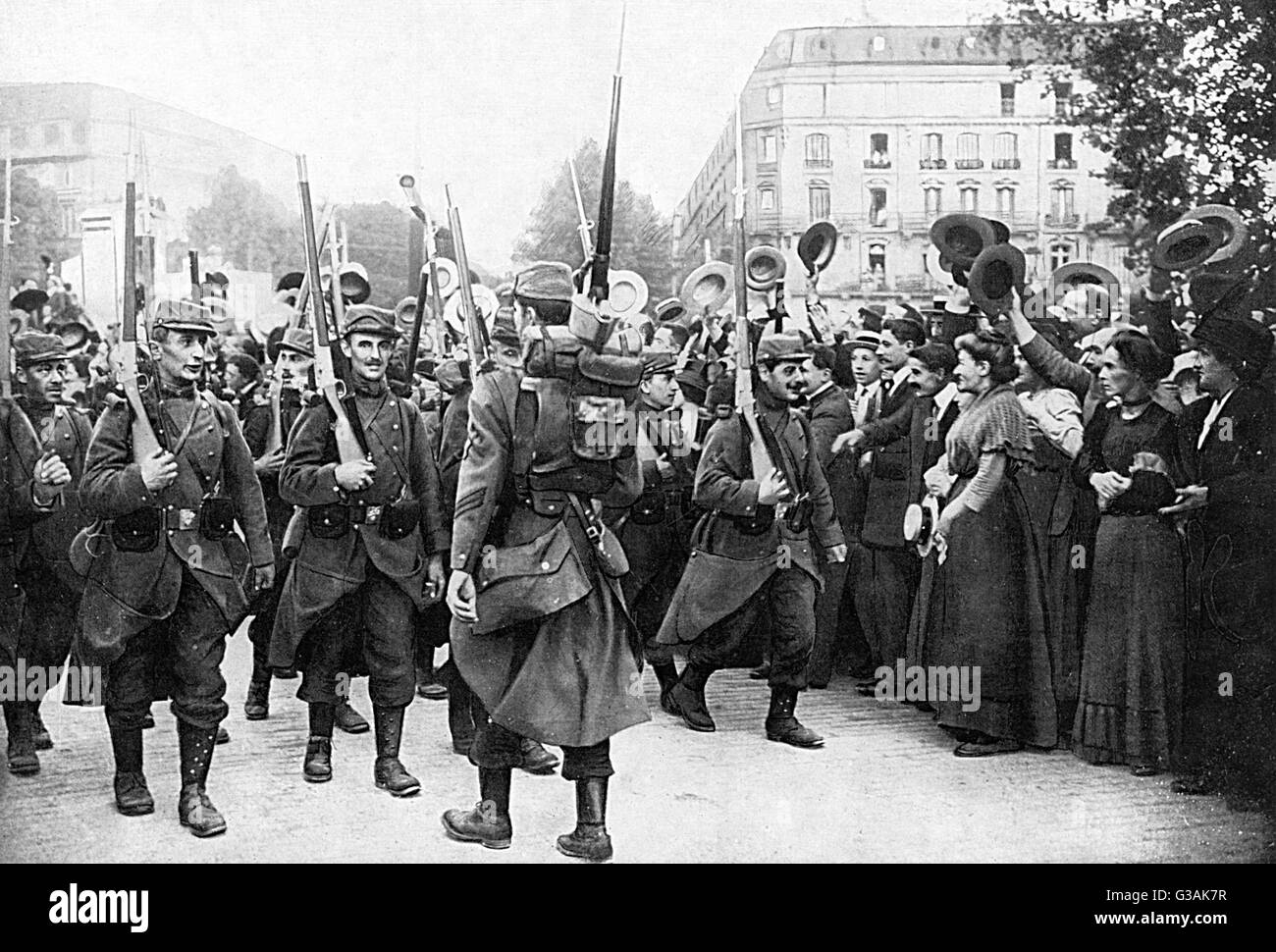 Foules bordent les rues à dites adieu à leurs compatriotes qu'ils partent à la guerre. Mobilisation générale en France a commencé une fois que l'Allemagne avait déclaré la guerre à la Russie, le 1er août 1914. Date : 1914 Banque D'Images