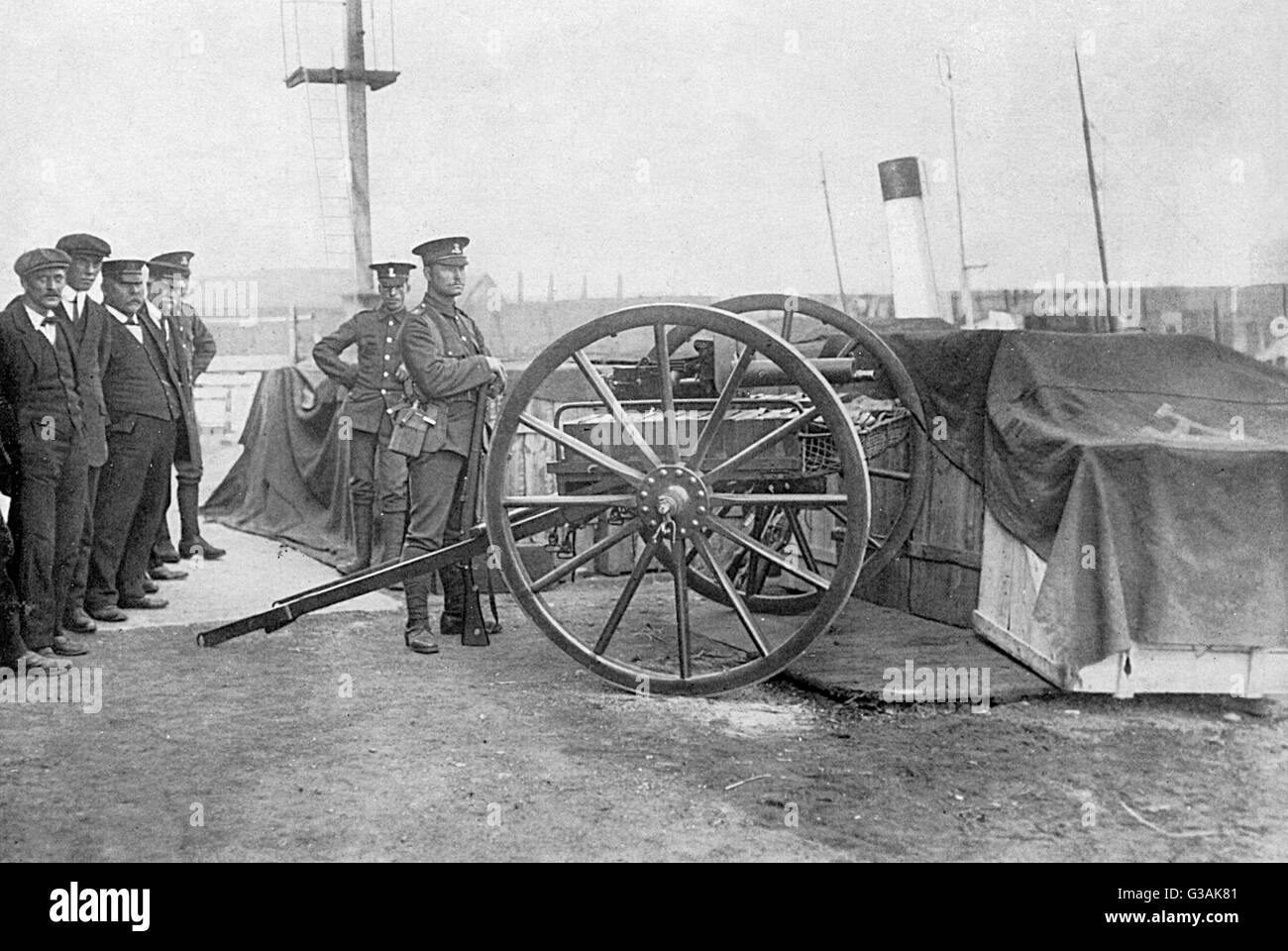 Les soldats gardent les docks de Tilbury au début de la première Guerre mondiale Banque D'Images