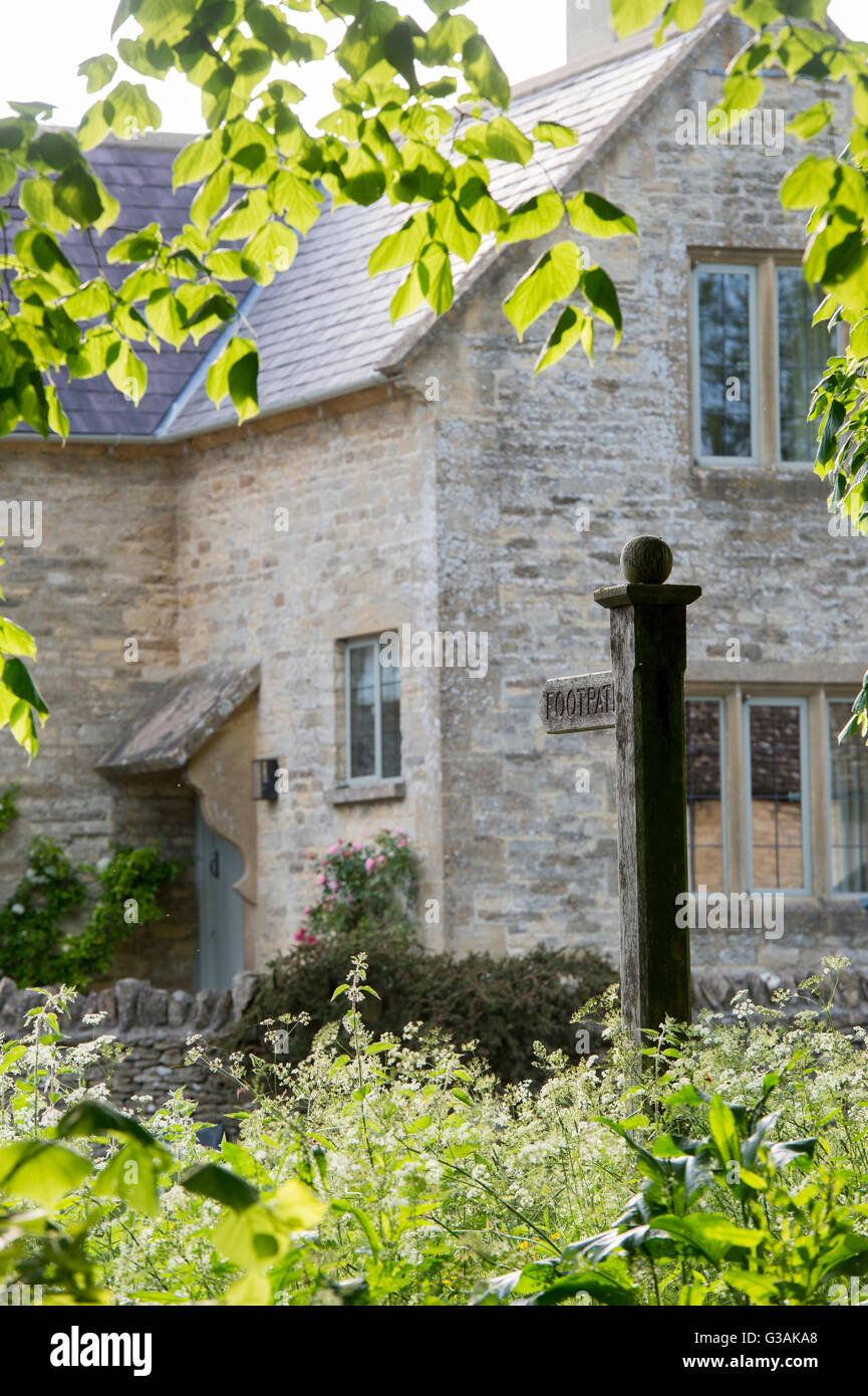 Dans la lumière du soleil en signe sentier Swinbrook, Oxfordshire, Angleterre Banque D'Images