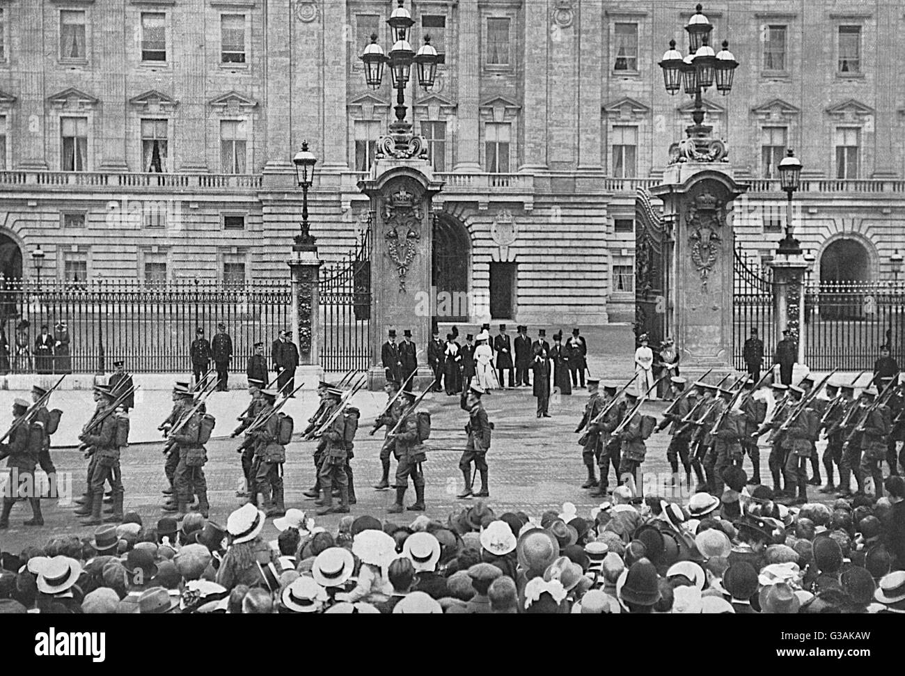 Les Grenadier Guards, dont le Prince de Galles était le lieutenant, recevoir le salut du roi qu'ils défilent devant le palais de Buckingham. Date : 1914 Banque D'Images