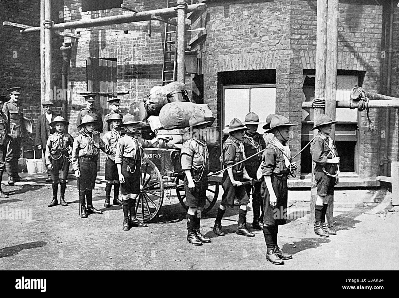 Une troupe de boy-scouts Londres aider dans le transport de bagages de casernes de la gare, au début de la Première Guerre mondiale Date : 1914 Banque D'Images