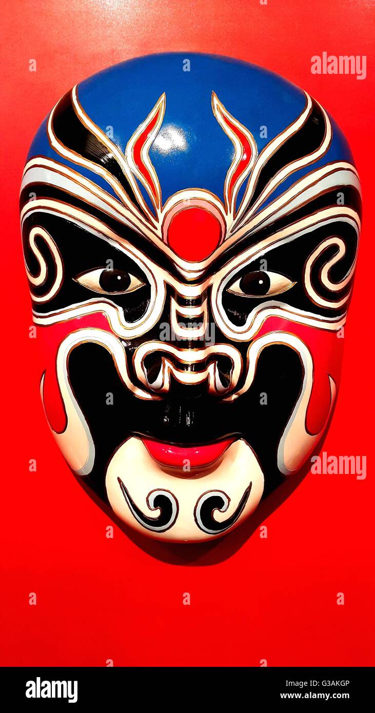 Masque d'opéra traditionnel chinois sur fond rouge Photo Stock - Alamy