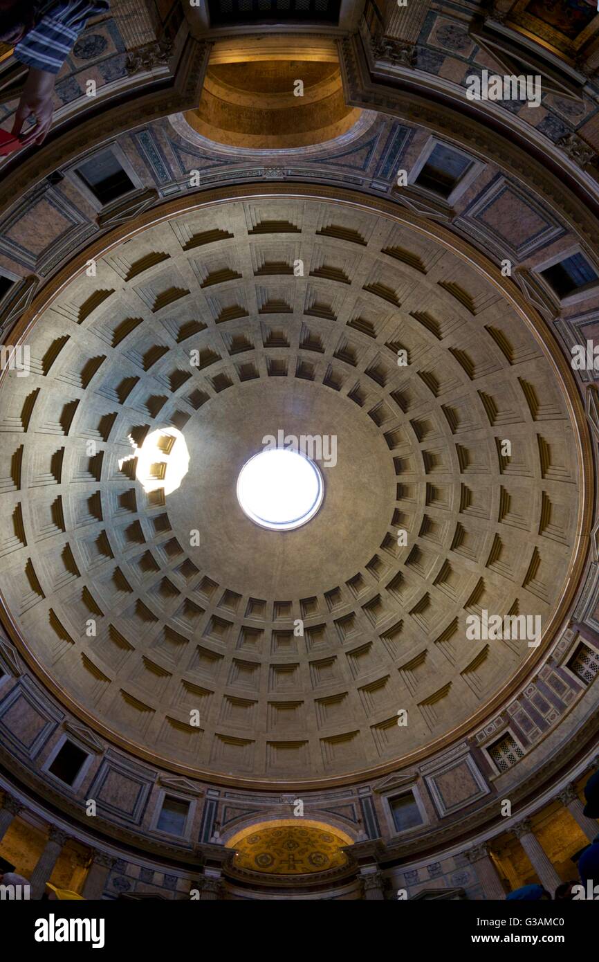 Vue intérieure d'oculus et plafond à caissons de la coupole, Panthéon, Rome, Italie Banque D'Images