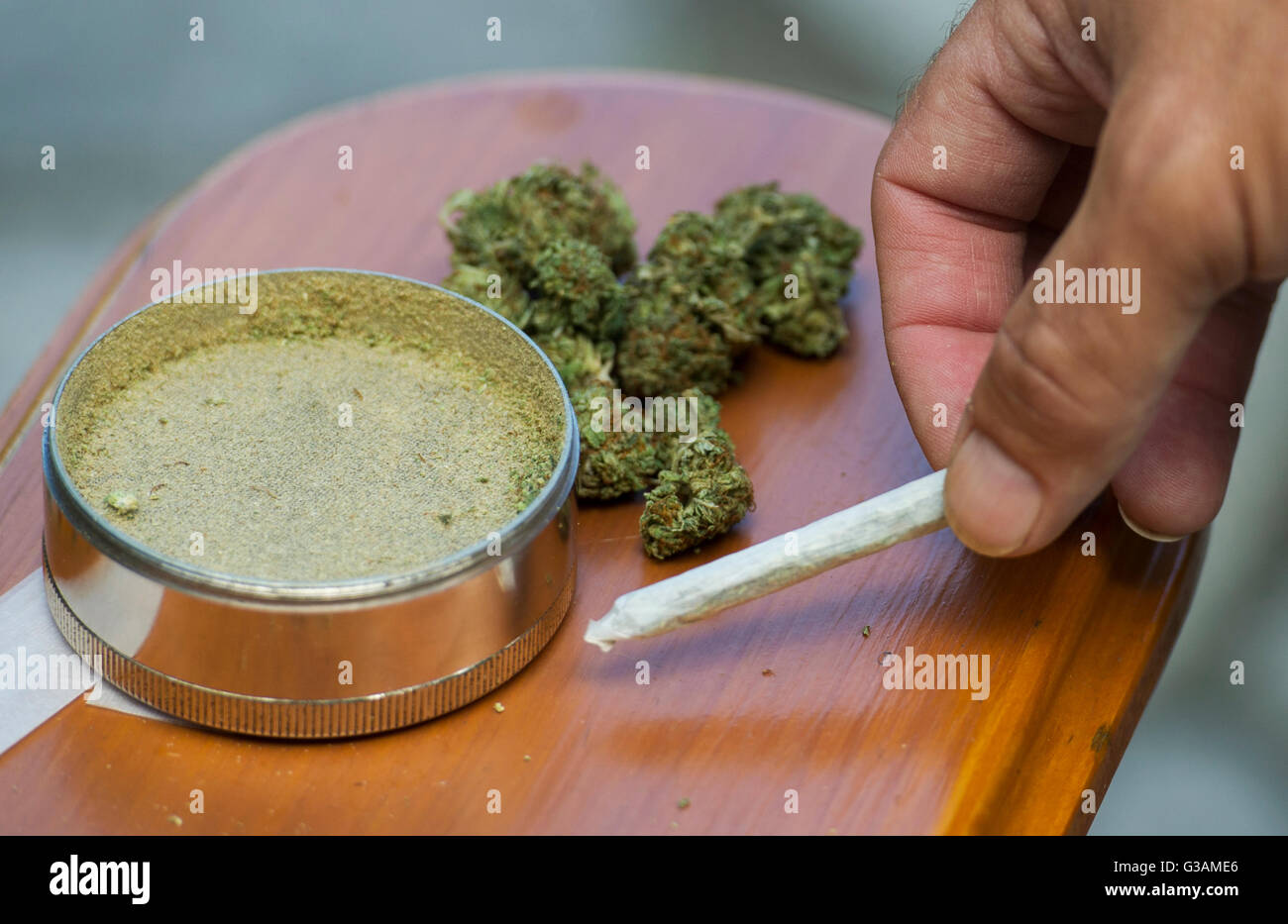 Un homme prend un joint de cannabis à Montréal, août 2014. photo Graham Hughes/Freelance Banque D'Images