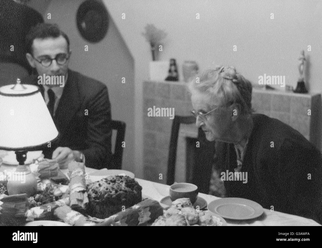 Grand-mère qui se fait un peering au gâteau de Noël - 1950s Banque D'Images