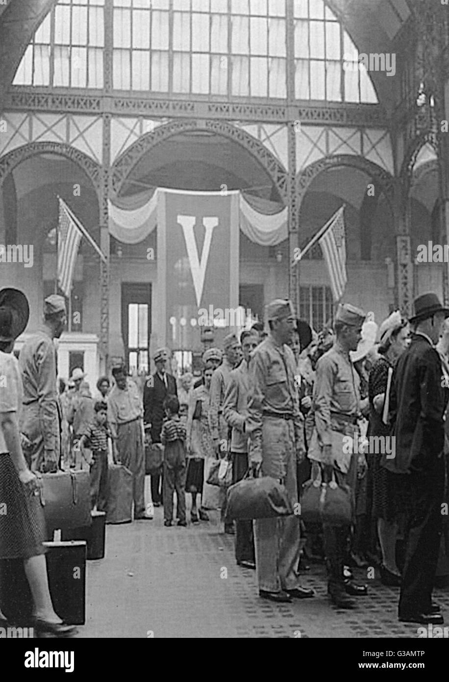 Les MILITAIRES DE LA DEUXIÈME GUERRE MONDIALE à la Pennsylvania Railroad Station, New York, New York, USA. Date : 1942 Banque D'Images