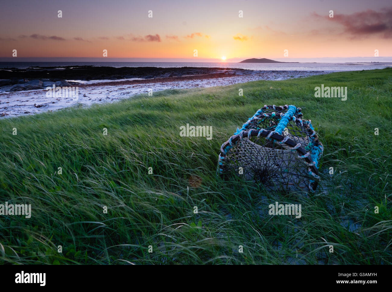 Un lobster pot dans le coucher du soleil à plage de Traigh na croise, South Uist Banque D'Images