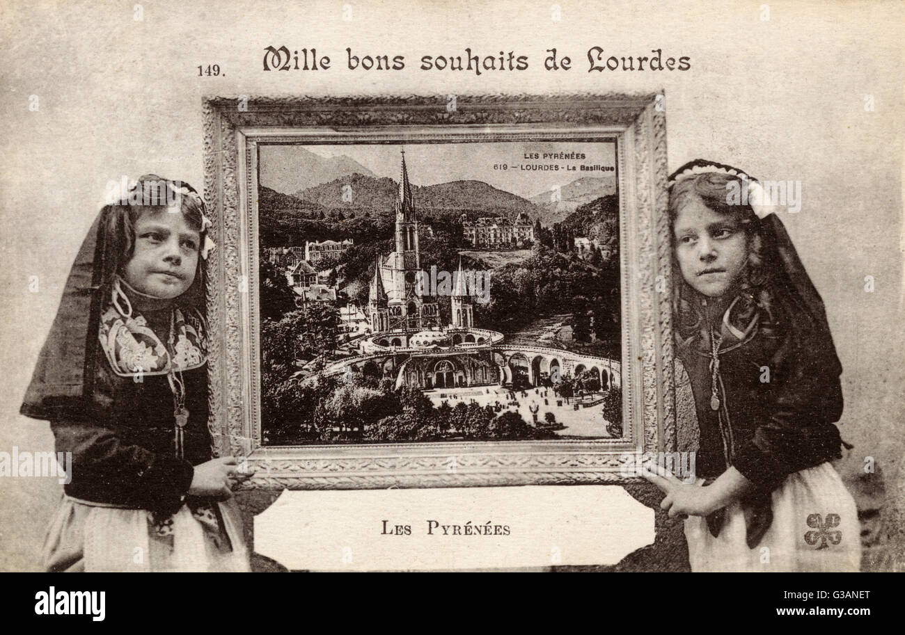 Deux filles ont une photo de Lourdes, Pyrénées, France Banque D'Images