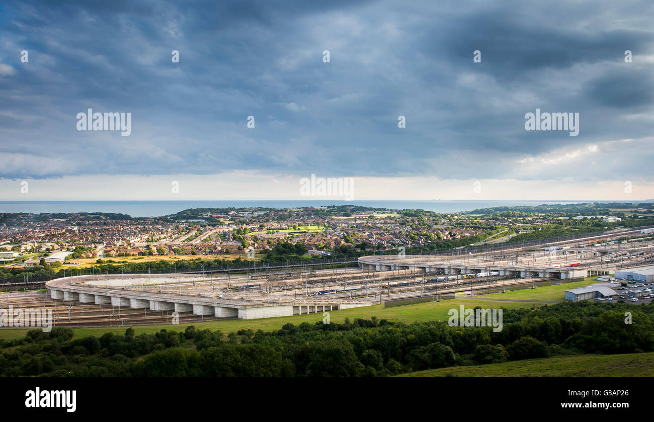 Belle vue sur le terminal Eurotunnel à Coquelles, Angleterre. Banque D'Images