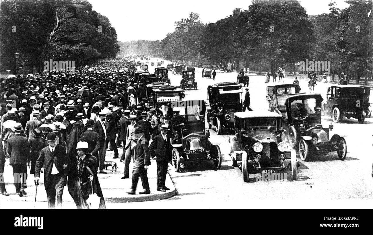 Paris, France - Avenue du Bois de Boulogne. Banque D'Images