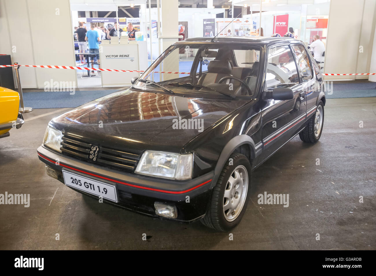 Une Peugeot 205 GTI 1 9 automobile oldtimer expose   fast and furious course de rue  
