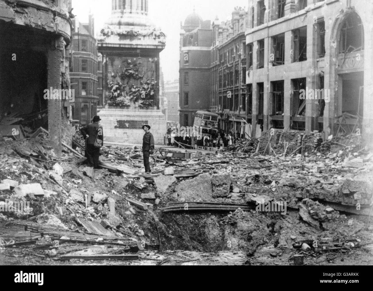 Blitz à Londres -- Attentat près du monument à la ville. Date : vers 1940 Banque D'Images