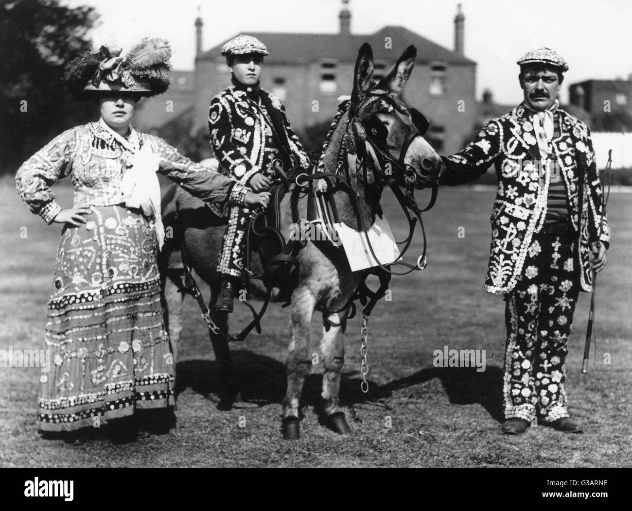 Un roi et reine nacré, avec un enfant sur un âne, à la Derby Peckham, se montrer Londres. Date : 1911 Banque D'Images