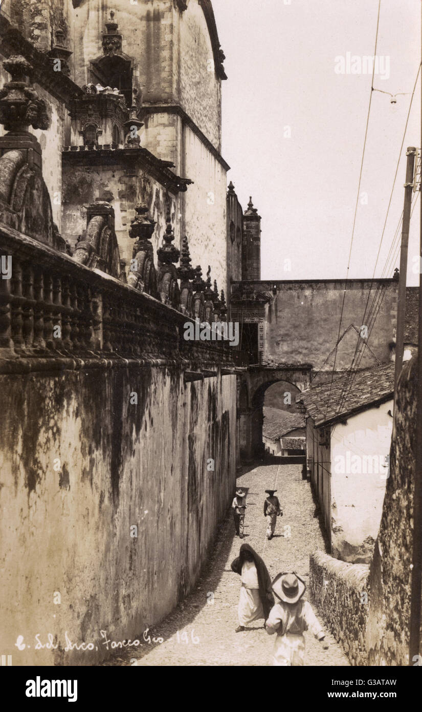 Taxco, Mexique - rue étroite par l'église de Santa Prisca Banque D'Images