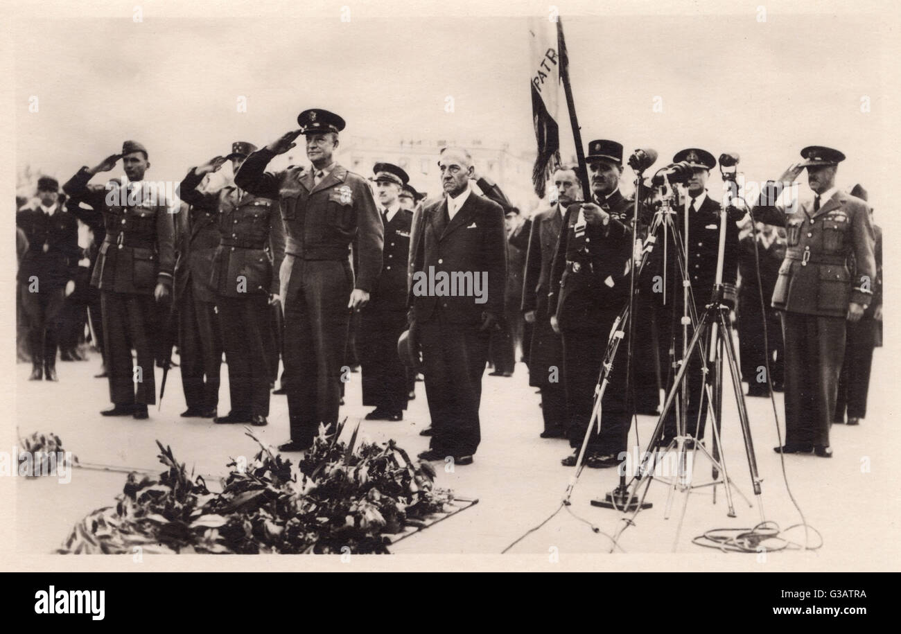 WW2 - Libération de Paris - Le Général Dwight D. Eisenhower sur la Tombe du Soldat inconnu, l'Arc de Triomphe, Paris, France. Date : 1945 Banque D'Images