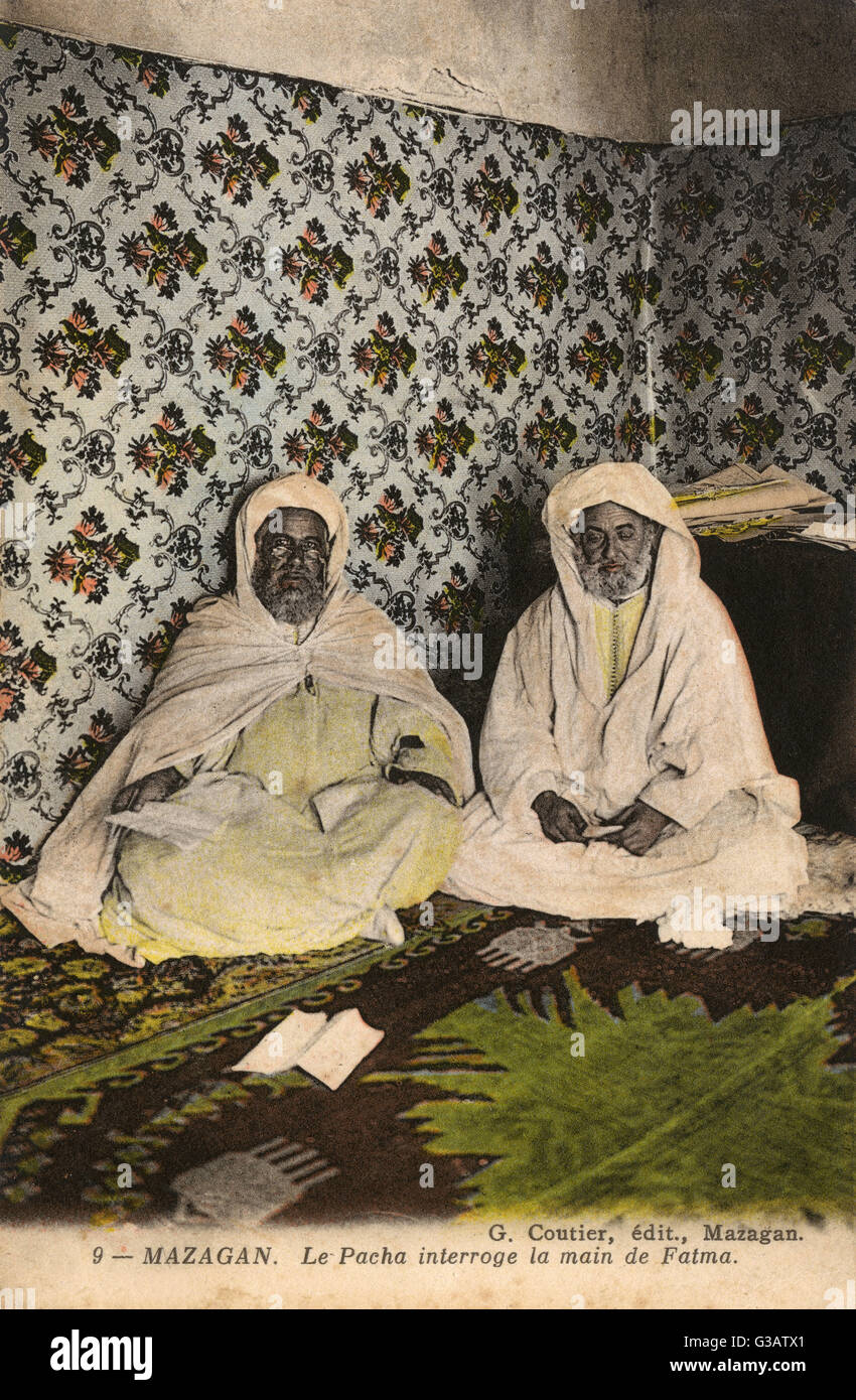 Le Pacha cherche la réponse de la main de Fatma Banque D'Images