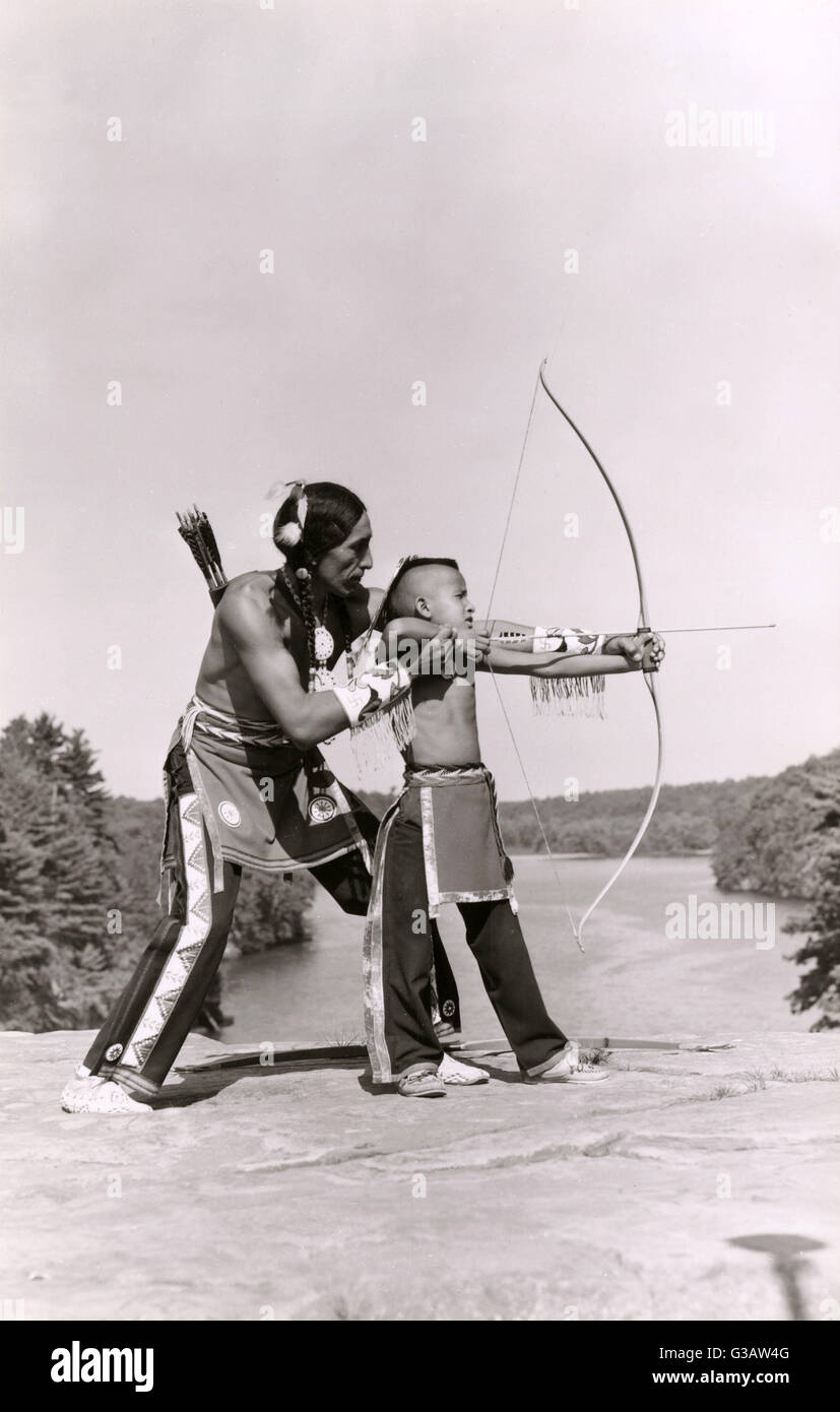 Jeune garçon indien amérindien apprenant à tirer son arc Banque D'Images
