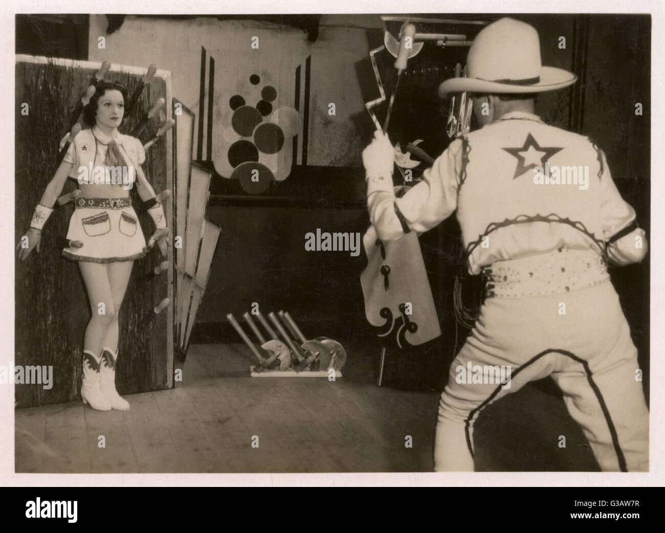 Le "lancer de couteaux" Denvers - UK US Wild West Act - célèbre pour être la première "Circus" style loi apparaissent sur le nouveau service de télévision de la BBC en 1936. Date : vers 1940 Banque D'Images