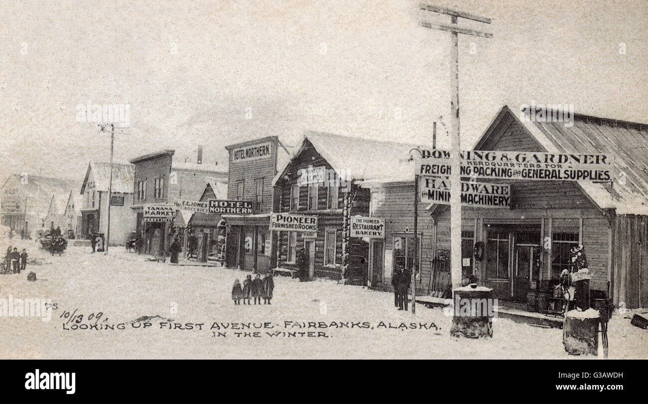 La première avenue, Fairbanks, Alaska, USA, avec de la neige au sol. Date : vers 1905 Banque D'Images