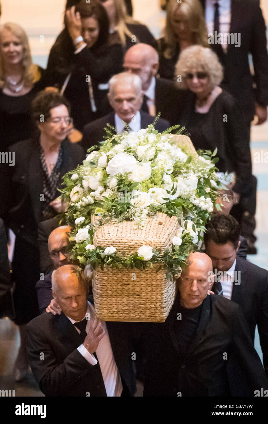 Le cercueil de l'écrivain de télévision Carla Lane s'effectue à partir de la cathédrale de Liverpool après ses funérailles. Banque D'Images