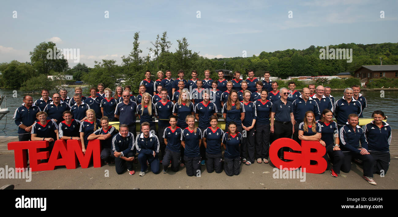 Go équipe squad dont les entraîneurs et le personnel au cours de l'annonce à l'équipe d'aviron de rivière et de musée, Henley on Thames. Banque D'Images