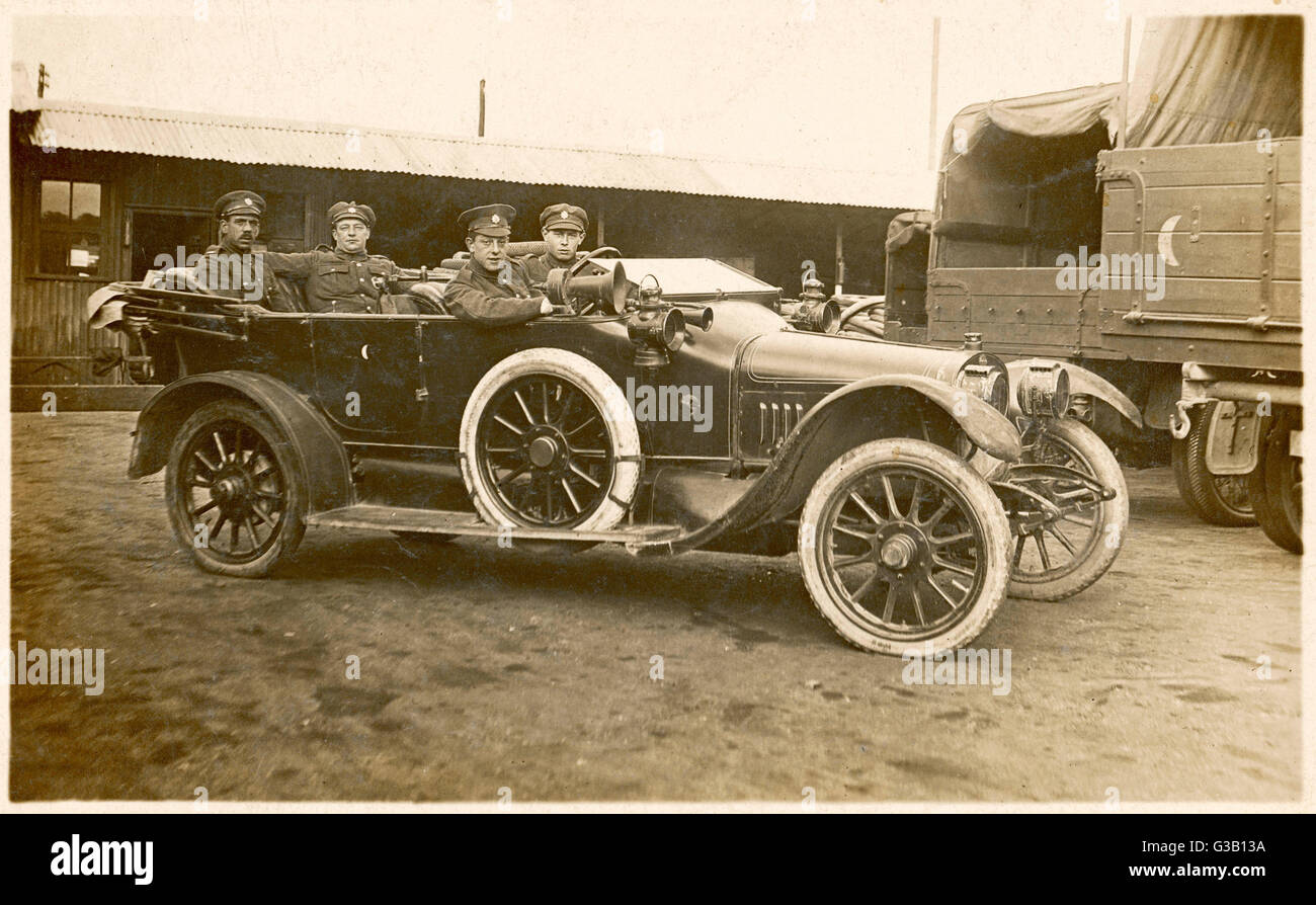 Quatre soldats britanniques dans une voiture sur une base de l'armée Date : 1914 - 1918 Banque D'Images