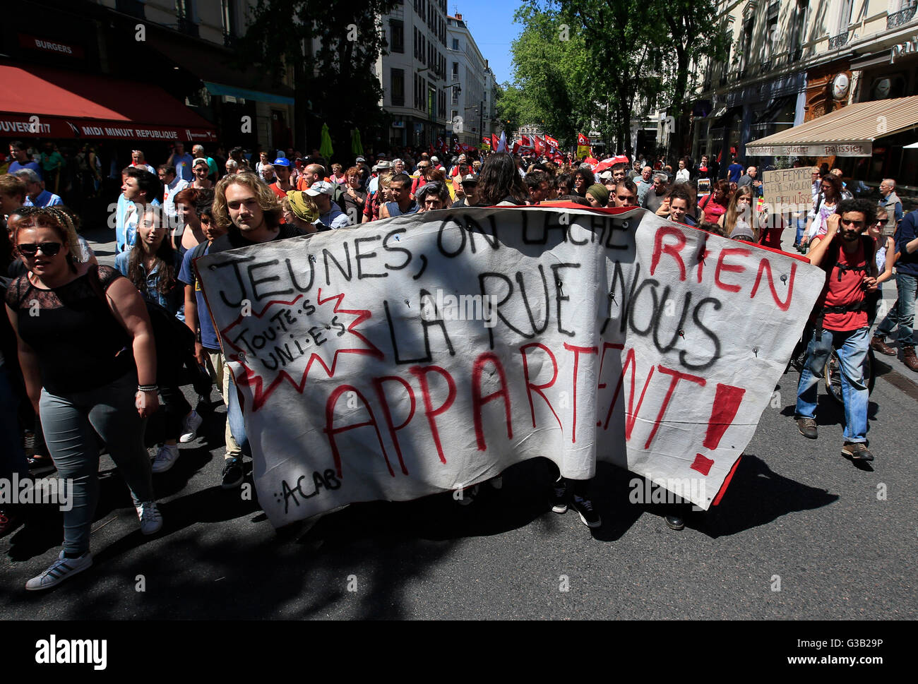 Les protestataires anti-capitalisme assister à une manifestation dans la Rue de la Replublique, Lyon, France. Banque D'Images