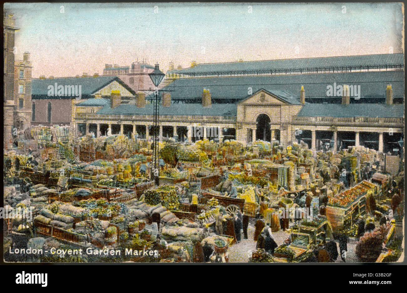 Covent Garden sur une journée bien remplie - l'ensemble de l'espace est pris avec des stands de fruits, légumes et fleurs Date : 1904 Banque D'Images