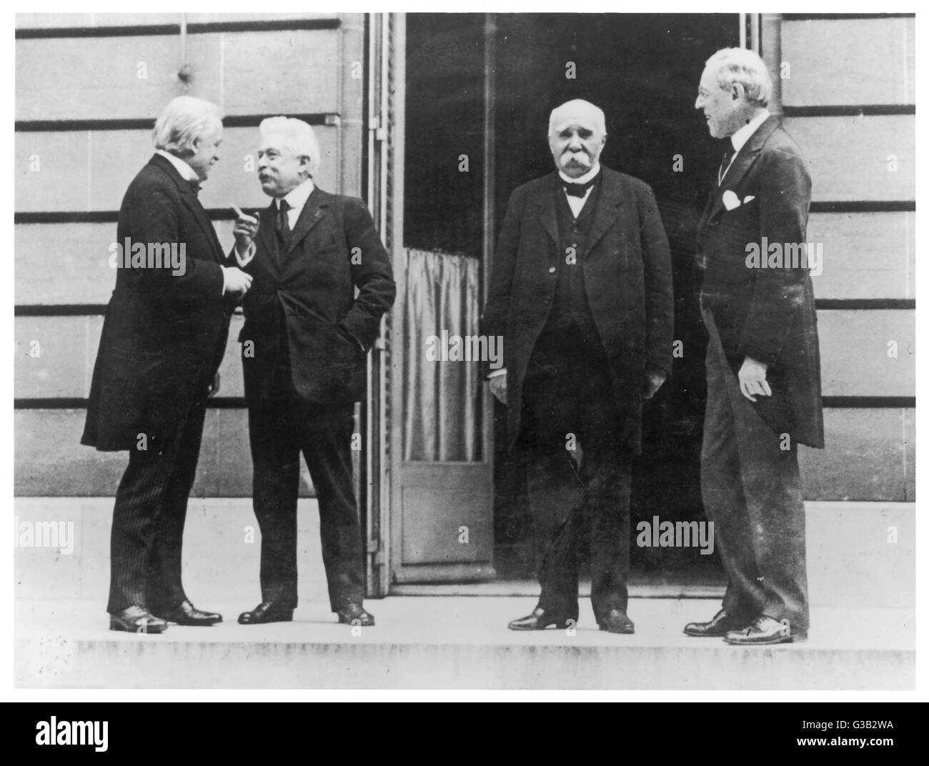 "Les quatre grands" au cours des pourparlers de paix : (l-r) Lloyd George, Vittorio Orlando, Georges Clemenceau, Woodrow Wilson Date : 1919 Banque D'Images