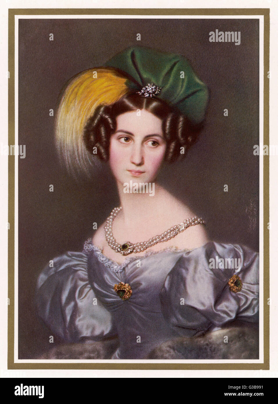 Robe en satin gris pâle avec de grandes manches bouffantes ; broches or porté sur le corsage &AMP ; manches longues ; vert turban avec oiseau du paradis des plumes ; collier de perles. Date : vers 1830 Banque D'Images