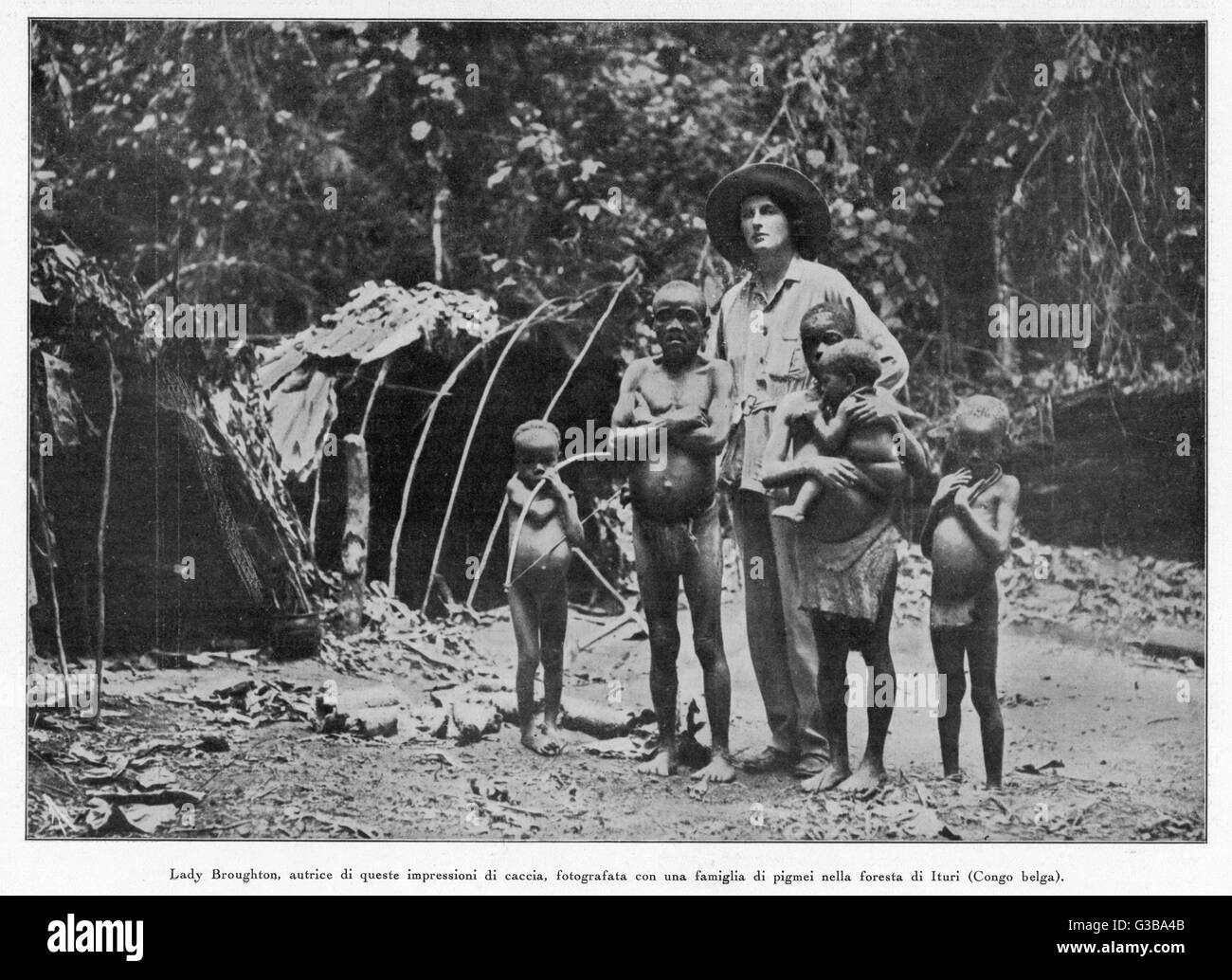 Lady Broughton avec une famille pygmée, Congo belge 1932 Banque D'Images