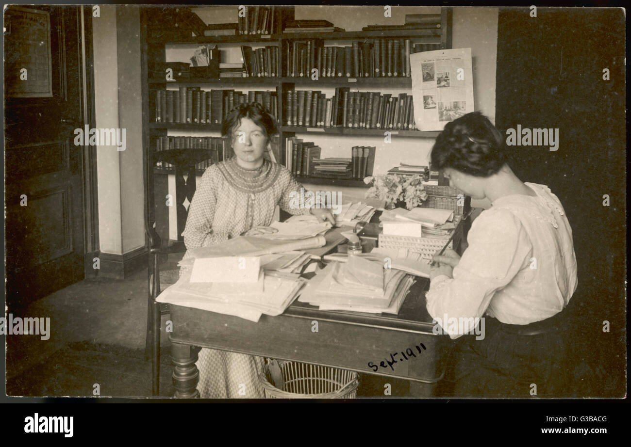 Sylvain Pankhurst à un bureau dans le bureaux de l'UPMS, St Clement's Inn, Londres. Date : septembre 1911 Banque D'Images