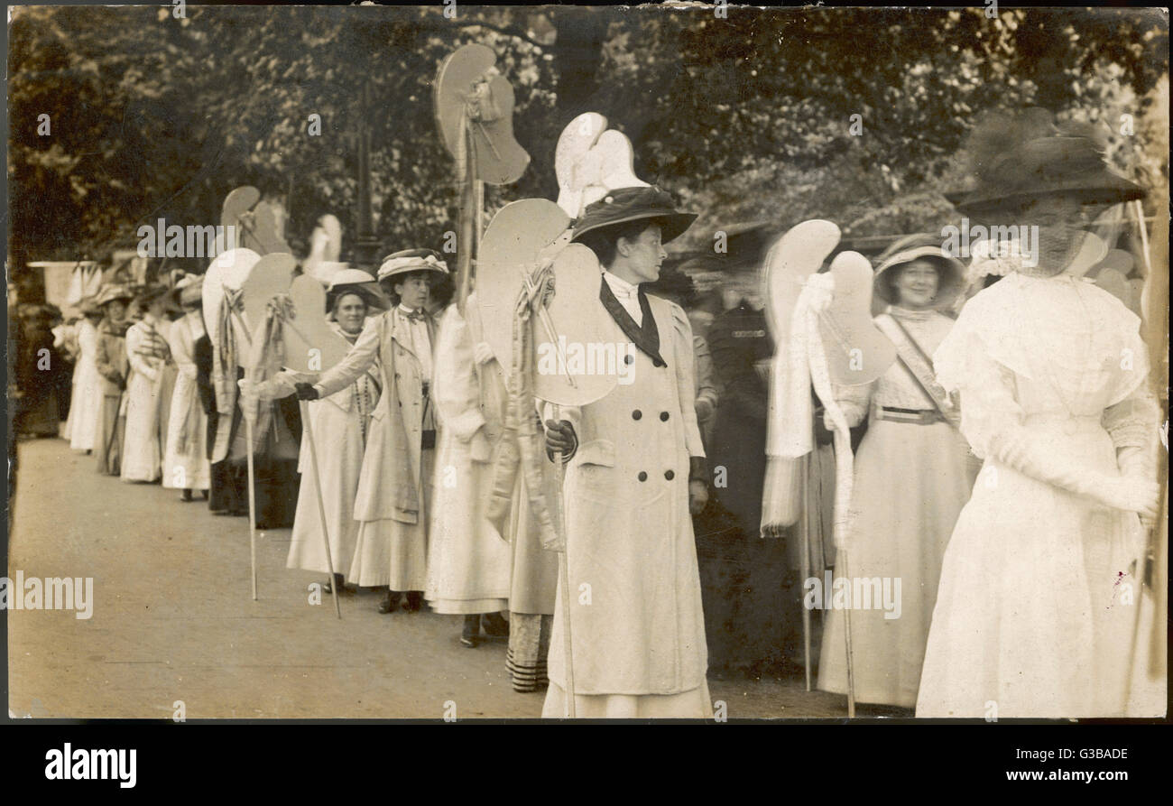 Une procession au suffrage non identifiés. Les femmes apportent avec palettes de l'artiste &AMP ; brosses pour représenter les femmes artistes (peut-être les artistes Franchise League) Date : vers 1909 Banque D'Images